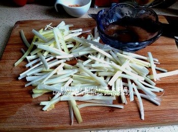 step1: 雞蛋打出只留蛋白備用 , 韭黃切段 , 用水沖一沖洗及瀝乾