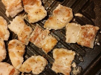 step2: 開鍋中大火，下1大匙油，下洋蔥，下甜豉油炒匀，洋蔥上色便可拿起備用。