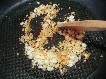 step8: 起油鑊先爆香蒜頭及炸蒜