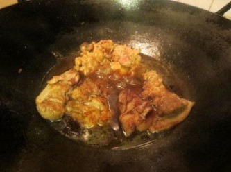 step2: 鍋燒熱油，將雞腿半煎炸至兩面金黃，倒入醬汁（冰糖，
味醂，
檸味醬油，
水）