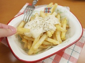 step5: 裹上起士白醬，真的是香濃滋味無法擋呀 ♪ 無論是單吃薯條或沾醬每一口都好幸福。