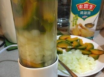 step3: 把蒸好既南瓜、炒好既洋蔥粒、清雞湯放入攪拌機，全部打爛成蓉