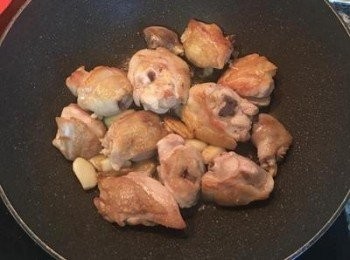 step4: 放入雞肉，皮朝下煎上色。