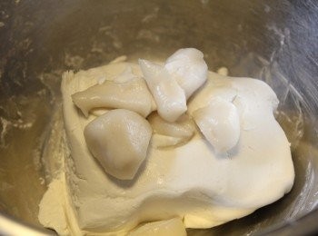 step4: 撈起切碎加入粉糰中搓勻(此時會比較黏)。