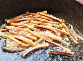 step2: 先將乾魷魚略炸過瀝油