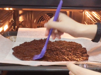 step8: 每面搽蜜糖焗一至兩分鐘。