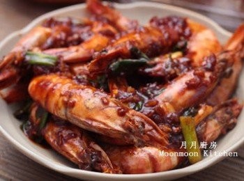 step3: 加入調味兜勻，蓋上蓋煮5分鐘，加入葱段兜勻即成。