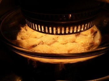 step7: 預熱光波爐200c約2分鐘,用高架,先波5分鐘,反轉再波3分鐘即可