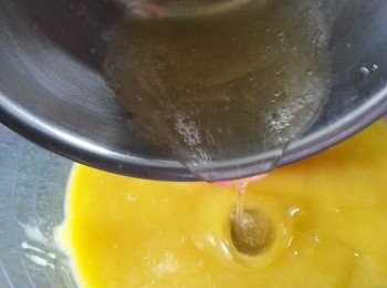 step9: 將座溶的魚膠片倒入240g芒果泥中快手拌勻待用