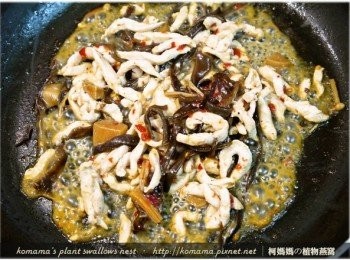 step4: 最後用鍋鏟將所有<span class="group_1">食材</span>翻炒至入味後，即可起鍋盛盤。