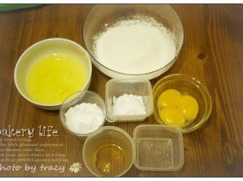 step1: 烘烤模具:7吋圓形活底模具
烘烤溫度:170度
烘烤時間:40分鐘

1.所有材料先秤重量好
2.雞蛋從冷藏中取出,分別分出蛋黃,
   和蛋白.蛋白先放進冰箱冷藏(或冷凍)