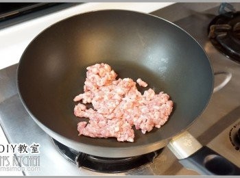 step1: 抹油熱鍋，將豬絞肉直接下鍋翻炒至肉變白鬆開。