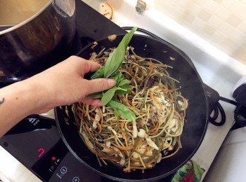 step6: 再加羅勒葉，保持用大火快手炒勻，上碟後加適量橄欖油潤色即可。
