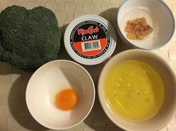 step1: 水滾加糖/鹽/油少許入水中，放入西蘭花 烚3-4分鐘就可以盛起備用；