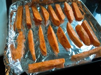 step2: 跟著加入鹽、黑椒、蒜粉、辣椒粉、煙燻紅椒粉拌勻後，便可放入焗爐烤焗，210度10-15 mins, 然後反轉另一面，再多焗10mins。（每個焗爐溫度有差異，請中間目測一下，以免焦掉）