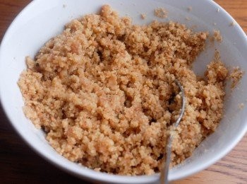 step1: [撻底]做法： 將消化餅乾壓碎，然後與溶化牛油拌勻