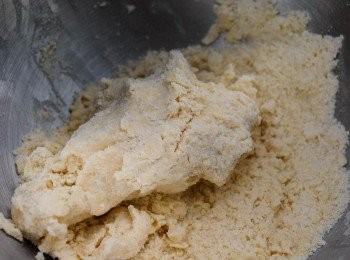 step2: 然後先下一湯匙凍水拌勻，然後再加一湯匙水，用手堆成麵糰，但不要搓麵糰。如太乾，多加點水