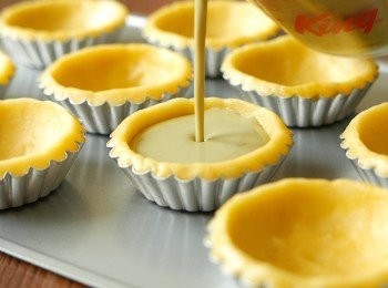 step15: 把蛋漿平均倒入模中至8-9成滿。