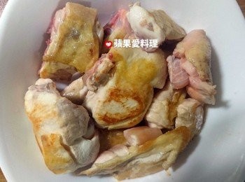 step7: 雞皮煎到金黃色時，取出備用（雞肉還沒全熟）。