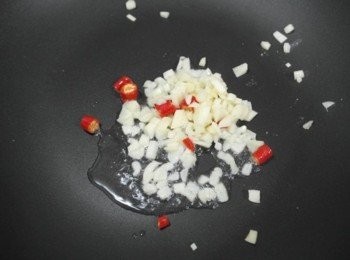 step1: 取一鍋倒入些許油後~炒香蒜末.辣椒末!!