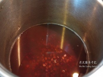 step2: 把浸紅豆水隔去，放紅豆在煲內，加入8-10碗水煲40分鐘，或至紅豆爛開。
