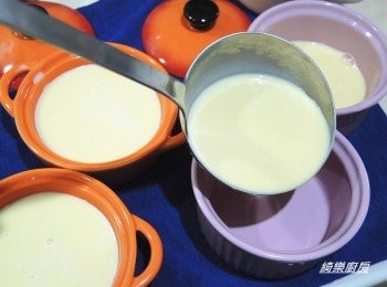 step7: 將布丁液倒入烤皿裡8分滿