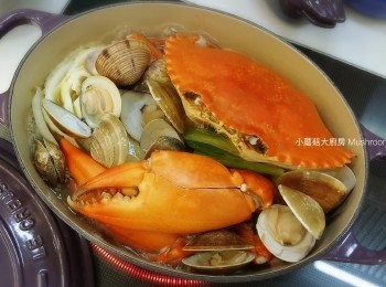 step4: 7) 紹菜粉絲煮至淋身，才放入大沙公及沙白蜆，再關蓋中火約10分鐘
8) 關火直至上桌才開蓋