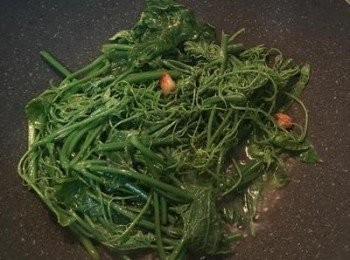 step5: 下龍鬚菜快炒，並用鹽調味，再加水略煮。試鹹度調整。