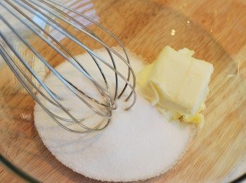 step4: 製作<span class="group_2">乳酪餅皮</span>：將置於室溫軟化的無鹽奶油與白砂糖、鹽以打蛋器混合均勻
