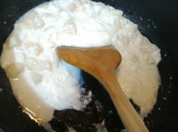 step4: 燒熱鍋，倒入步驟(3)，用小火順同一方向推勻至凝固。最後灑上步驟(2)。