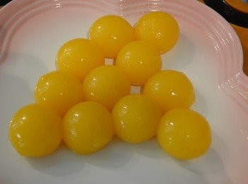 step3: 待凝固就扣出來，芒果蛋黃就做好了。