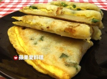 step8: 待餅皮兩面都煎成「恰恰」的狀態時，蛋餅就完成囉。