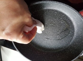 step7: 用平底易潔鑊,先用廚房紙搽上一層薄油(只需要第一次煎時搽油,打後煎不用搽)