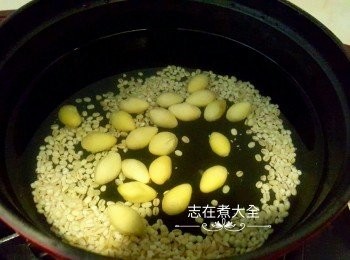 step2: 約1000ml水，白果及洋薏米落鍋，約煮30至45分鐘至淋身