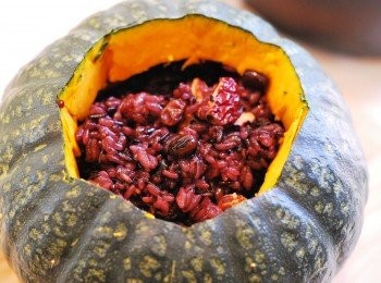 step10: 將糯米飯與紅棗乾、<span class="group_1">蜜紅豆</span>、葡萄乾、胡桃碎拌勻，鑲進南瓜裡