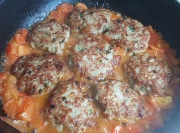 step6: 最後放入泡菜肉餅，燴5-8分鐘即可。