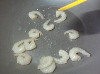 step13: 用少許油起鑊,先炒熟蝦仁