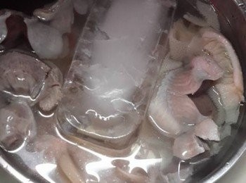 step2: 取出各材料放入盤中,加入食用凍開水及食用水製的冰將所有材料浸凍(作用是令材料更爽)
將<a href="https://bit.ly/3uTwVKG" target="_blank" data-keyword="雞腎" class="guide-link"><strong>雞腎</strong></a> <span style="display:inline-block;vertical-align:middle;margin-top:-3px;color:initial;border-radius:3px;padding:2px 3px;font-size:12px;line-height:14px;background:#87d300;color:#fff;">即買</span> 切片(切去硬身部份不要),牛柏葉及水魷魚切條,放入雪櫃備用