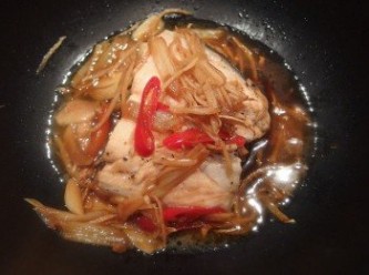 step5: 燉煮過程中先開蓋用湯匙將醬汁舀起淋在魚肉上,可讓魚肉增味及上色。