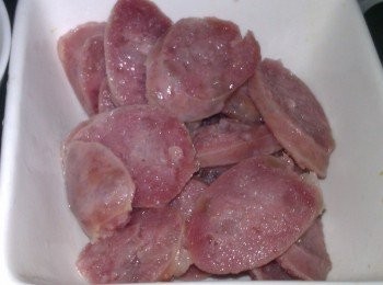 step1: 先將香腸放入電鍋蒸熟，再切成薄片