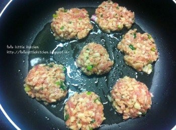 step3: 燒熱油，將圓球放平底鍋中壓成餅狀。