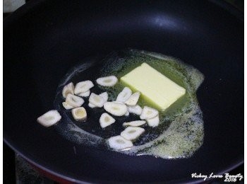 step3: 準備醬汁： 溫鍋之後放入適量的無鹽奶油（或是橄欖油）再放入蒜片以小火爆出香味