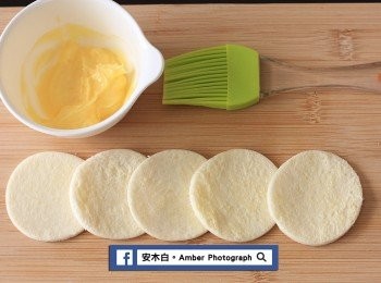step3: 用刷子沾取適量奶油，均勻抹在圓形吐司片，一片接著一片部分重疊，接著從左而右捲起來。(4片即可捲成花，若想花大朵一點就用5片哦^^)