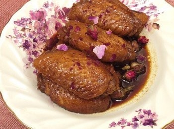 step6: 最後上碟, 灑上玫瑰花碎即可