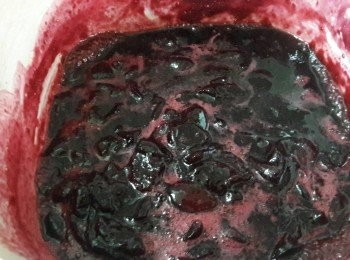 step6: 用中大火煮約10分鐘 , 用木匙撥汁液可以看出鍋底即可