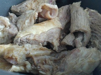 step3: 加熱<span class="group_3">上湯</span>料,水份需蓋過牛腩,用中細火煲牛腩一小時加鹽調味,蘿蔔去皮切一舊舊備,蘿蔔需加少許油炒一炒.再加半茶匙白醋和一茶匙糖略炒攞起備用,炆牛腩一小時後放入蘿蔔細火煲半小時,當牛腩稍為凍了再翻滾一次。