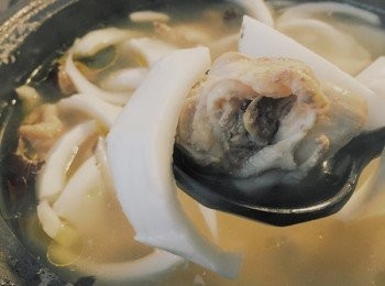 step3: 中火煲至水開，繼續煲10分鐘即可。出鍋前可加少許鹽，也可清湯喝，雞肉沾醬油吃更美味哦！