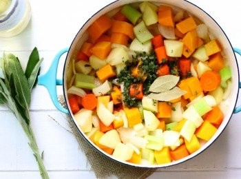 step2: 加入白酒、鼠尾草與月桂葉，翻炒至散發香氣、白酒揮發一半