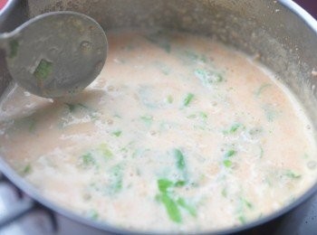 step6: 再加入一些蓮藕粉水攪拌滾煮，適量調味即可起鍋