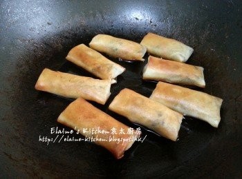step9: 鑊中加入油燒熱 , 將春卷放入用慢火慢慢煎或炸至兩面金黃色即可